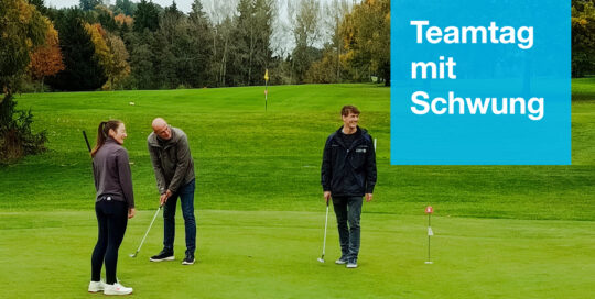 Mitarbeiter-beim-Teamtag-spielen-Golf